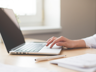 Est-ce facile de changer la charnière de votre PC portable ? Explications