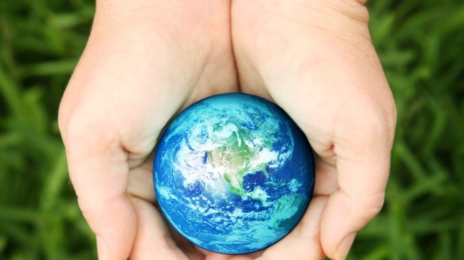 Comment s'habiller de manière éco responsable avec un budget serré ?