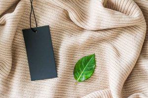 Comment s'habiller de manière éco responsable avec un budget serré ?