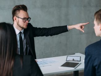 Vous avez raté le baccalauréat ? 6 alternatives pour faire des études sans le bac. Les résultats du bac de la session 2023 viennent de tomber et l'on vous explique ce que vous pouvez faire si vous ne l’avez pas eu ! Les résultats viennent de tomber cette semaine et si vous n’avez pas eu votre baccalauréat, vous souhaitez savoir sûrement ce que vous allez faire aujourd’hui. Mais ne vous inquiétez pas, il s’agit peut-être d’un signe pour vous montrer que la poursuite de ce type d’études n’est pas forcément faite pour vous. Une multitude de choix s’offrent désormais à vous, et cela concerne aussi celles et ceux qui n’ont jamais passé leur bac. On vous livre ici nos six alternatives que vous pouvez poursuivre sans avoir obtenu le bac. Se présenter en candidat libre Si votre rêve le plus cher est d’obtenir votre baccalauréat ou que, pour les études dont vous rêvez, vous en avez absolument besoin, vous pouvez le repasser en candidat libre. Cette solution est possible pour tous les profils de tous les âges : vous n’avez pas besoin de revenir sur les bancs du lycée du moment que vous êtes en capacité de travailler seul.e. Vous n’avez qu’à vous inscrire auprès du rectorat de l’académie dont vous dépendez. Si vous avez tout de même besoin de soutien pour réussir ce choix très courageux, vous pouvez prendre des cours par correspondance ou des cours du soir qui vous permettent d’être accompagné.e. Vous pourrez ainsi rencontrer de nouvelles personnes inspirantes de tous les âges ! Choisir l’alternance Ne pas obtenir son bac n’est pas une fatalité pour la poursuite de ses études. Vous pouvez choisir l’alternance qui va vous permettre de vous confronter directement au vrai monde du travail. Cette formation en alternance vous assurera de vous orienter vers un bac professionnel notamment et en même temps suivre un cursus en alternance. Lorsque vous aurez signé votre contrat d’apprentissage, vous aurez davantage d’expériences professionnelles, ce qui facilitera votre insertion dans le monde du travail. Intégrer une formation accessible avant le bac : un CAP Si vous n’avez pas votre bac, vous pouvez tout simplement intégrer une formation qui ne le demande pas. C’est spécialement le cas du CAP qui est une super alternative pour poursuivre sa scolarité, mais dans une filière plutôt professionnelle ou technologique. Cette solution est vivement recommandée au vu de l’étude du Céreq (le centre d’études et de recherches sur les qualifications) qui montre qu’après trois ans l’obtention de leur diplôme. Les jeunes qui ont un CAP ont à 80 % un emploi et la plupart sont en CDI. Comme l’avait déclaré l’écrivain Paul Valéry dans ses cahiers d’un air moqueur : “le baccalauréat est le certificat que donne l'État et qui atteste à tous que le jeune Untel ne sait absolument rien faire.” Cette solution vous éloigne de ce problème. Choisir le bac professionnel Si vous n’avez pas réussi à obtenir un bac général ou le bac technologique, vous pouvez essayer le bac professionnel. Ce bac prend beaucoup d’importance depuis quelques années, car c’est un diplôme très intéressant pour toute personne qui veut se lancer dans la vie active plus rapidement, avec, vous serez prioritaires pour suivre des BTS. C’est une très bonne alternative au baccalauréat technologique ou général. De plus, vous pouvez faire l’objet d’une décision de positionnement dans le cadre de votre réorientation et vous pourrez ainsi réduire la durée de la formation que vous suivez selon l’expérience ou les études que vous avez. Intégrer un bachelor Le bachelor fait partie des nombreuses solutions qui s’offrent à vous si vous souhaitez suivre des formations après le bac afin de continuer vos études. Beaucoup de bachelors demandent néanmoins le niveau bac, mais plusieurs d’entre eux ne le demandent pas et vous pourrez ainsi suivre une formation qui correspond à un bac+3, et ainsi continuer vos études. Le bachelor est une excellente alternative si vous souhaitez avoir un pied dans les études et un pied dans le monde professionnel avec une possibilité d’effectuer des alternances. Faire un BUT sans le bac Si vous voulez faire un BTS, mais que vous venez d’apprendre que ce n’est pas possible depuis les récentes réformes de la filière, vous pouvez opter pour un BUT qui ne nécessite pas le bac. Néanmoins, et pour ne rien vous cacher, cela reste difficile, car ce diplôme se prépare de manière très sérieuse au sein de différents établissements publics et notamment d’universités ou d'IUT, ce qui rend la formation très demandée.