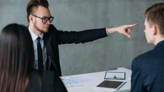 Vous avez raté le baccalauréat ? 6 alternatives pour faire des études sans le bac. Les résultats du bac de la session 2023 viennent de tomber et l'on vous explique ce que vous pouvez faire si vous ne l’avez pas eu ! Les résultats viennent de tomber cette semaine et si vous n’avez pas eu votre baccalauréat, vous souhaitez savoir sûrement ce que vous allez faire aujourd’hui. Mais ne vous inquiétez pas, il s’agit peut-être d’un signe pour vous montrer que la poursuite de ce type d’études n’est pas forcément faite pour vous. Une multitude de choix s’offrent désormais à vous, et cela concerne aussi celles et ceux qui n’ont jamais passé leur bac. On vous livre ici nos six alternatives que vous pouvez poursuivre sans avoir obtenu le bac. Se présenter en candidat libre Si votre rêve le plus cher est d’obtenir votre baccalauréat ou que, pour les études dont vous rêvez, vous en avez absolument besoin, vous pouvez le repasser en candidat libre. Cette solution est possible pour tous les profils de tous les âges : vous n’avez pas besoin de revenir sur les bancs du lycée du moment que vous êtes en capacité de travailler seul.e. Vous n’avez qu’à vous inscrire auprès du rectorat de l’académie dont vous dépendez. Si vous avez tout de même besoin de soutien pour réussir ce choix très courageux, vous pouvez prendre des cours par correspondance ou des cours du soir qui vous permettent d’être accompagné.e. Vous pourrez ainsi rencontrer de nouvelles personnes inspirantes de tous les âges ! Choisir l’alternance Ne pas obtenir son bac n’est pas une fatalité pour la poursuite de ses études. Vous pouvez choisir l’alternance qui va vous permettre de vous confronter directement au vrai monde du travail. Cette formation en alternance vous assurera de vous orienter vers un bac professionnel notamment et en même temps suivre un cursus en alternance. Lorsque vous aurez signé votre contrat d’apprentissage, vous aurez davantage d’expériences professionnelles, ce qui facilitera votre insertion dans le monde du travail. Intégrer une formation accessible avant le bac : un CAP Si vous n’avez pas votre bac, vous pouvez tout simplement intégrer une formation qui ne le demande pas. C’est spécialement le cas du CAP qui est une super alternative pour poursuivre sa scolarité, mais dans une filière plutôt professionnelle ou technologique. Cette solution est vivement recommandée au vu de l’étude du Céreq (le centre d’études et de recherches sur les qualifications) qui montre qu’après trois ans l’obtention de leur diplôme. Les jeunes qui ont un CAP ont à 80 % un emploi et la plupart sont en CDI. Comme l’avait déclaré l’écrivain Paul Valéry dans ses cahiers d’un air moqueur : “le baccalauréat est le certificat que donne l'État et qui atteste à tous que le jeune Untel ne sait absolument rien faire.” Cette solution vous éloigne de ce problème. Choisir le bac professionnel Si vous n’avez pas réussi à obtenir un bac général ou le bac technologique, vous pouvez essayer le bac professionnel. Ce bac prend beaucoup d’importance depuis quelques années, car c’est un diplôme très intéressant pour toute personne qui veut se lancer dans la vie active plus rapidement, avec, vous serez prioritaires pour suivre des BTS. C’est une très bonne alternative au baccalauréat technologique ou général. De plus, vous pouvez faire l’objet d’une décision de positionnement dans le cadre de votre réorientation et vous pourrez ainsi réduire la durée de la formation que vous suivez selon l’expérience ou les études que vous avez. Intégrer un bachelor Le bachelor fait partie des nombreuses solutions qui s’offrent à vous si vous souhaitez suivre des formations après le bac afin de continuer vos études. Beaucoup de bachelors demandent néanmoins le niveau bac, mais plusieurs d’entre eux ne le demandent pas et vous pourrez ainsi suivre une formation qui correspond à un bac+3, et ainsi continuer vos études. Le bachelor est une excellente alternative si vous souhaitez avoir un pied dans les études et un pied dans le monde professionnel avec une possibilité d’effectuer des alternances. Faire un BUT sans le bac Si vous voulez faire un BTS, mais que vous venez d’apprendre que ce n’est pas possible depuis les récentes réformes de la filière, vous pouvez opter pour un BUT qui ne nécessite pas le bac. Néanmoins, et pour ne rien vous cacher, cela reste difficile, car ce diplôme se prépare de manière très sérieuse au sein de différents établissements publics et notamment d’universités ou d'IUT, ce qui rend la formation très demandée.